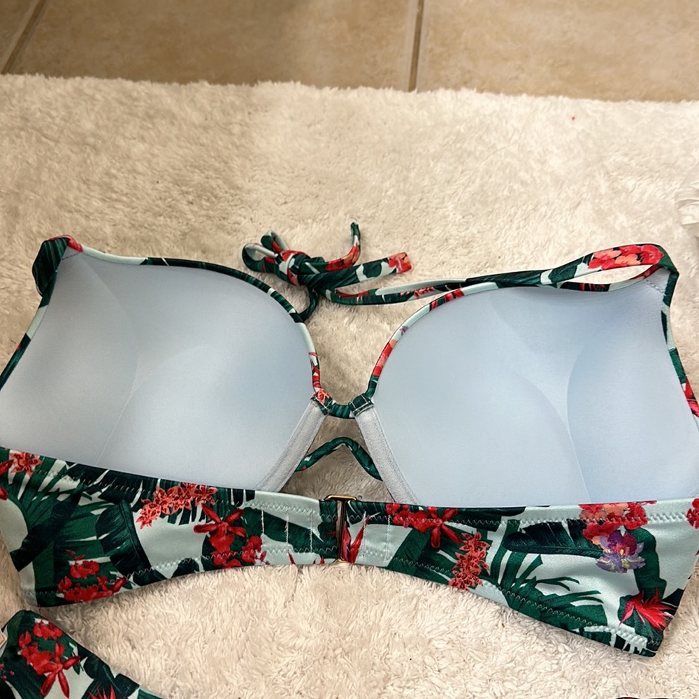 Bikini - Picture 5 of 8